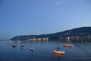 Blu - blaue Stunde am See