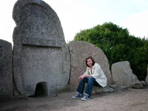 Elke testet die Energie der Nuraghen auf Sardinien, Foto: Elke Weiler