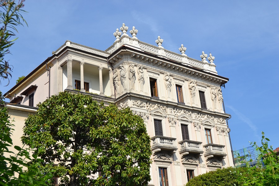 Palazzo vor himmelblau - celeste
