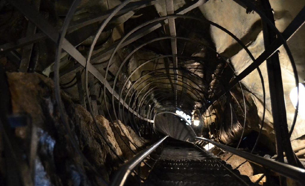 Treppe im Inneren des Standbilds Carlo Borromeo