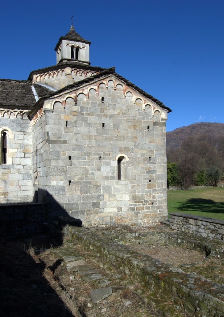 Schlicht und schön - Romanische Kirche mit Grundmauern ihrer Vorgängerin