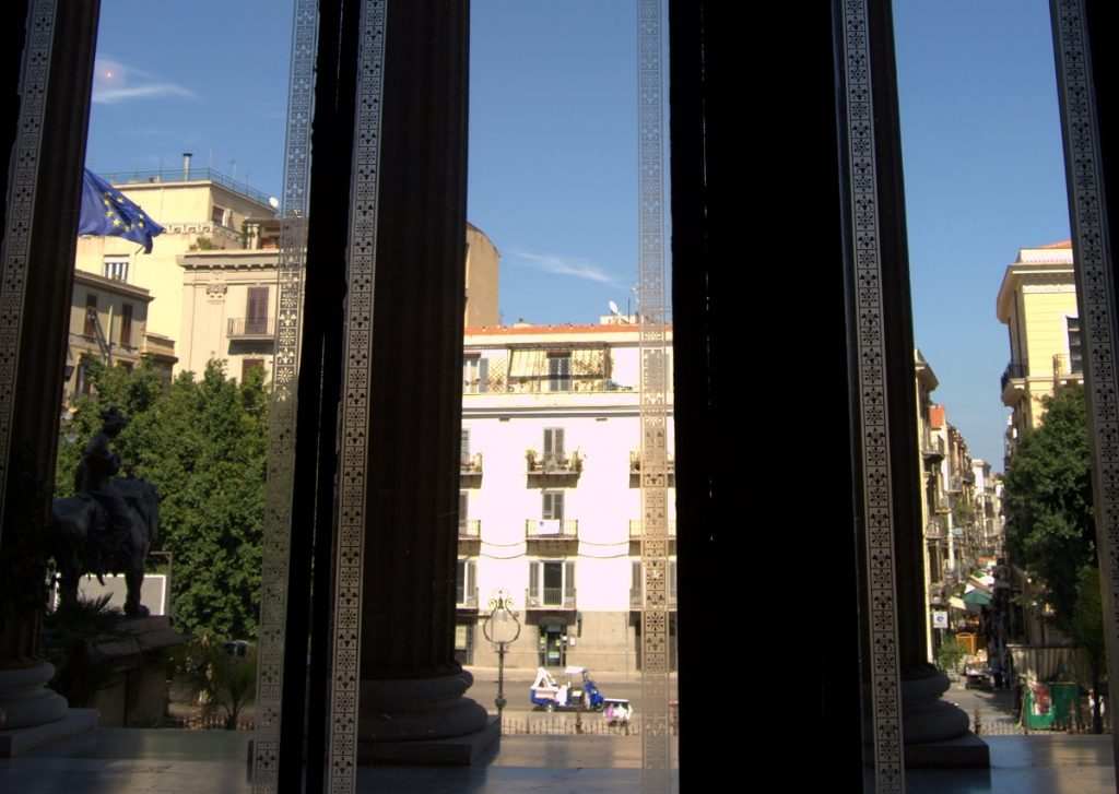 Fall von Wiedereroberung - Blick aus dem Theater auf die Stadt