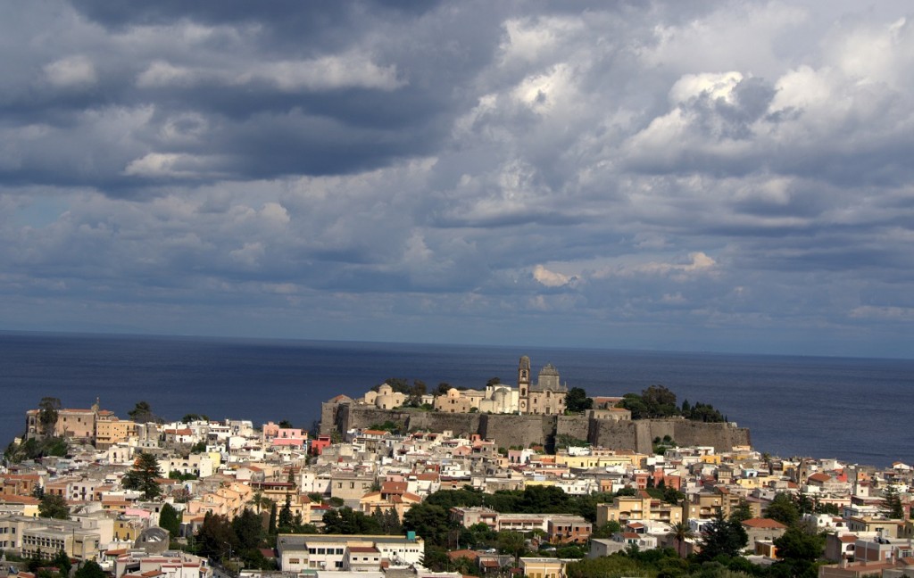 Lipari Stadt bei stürmischem Wetter