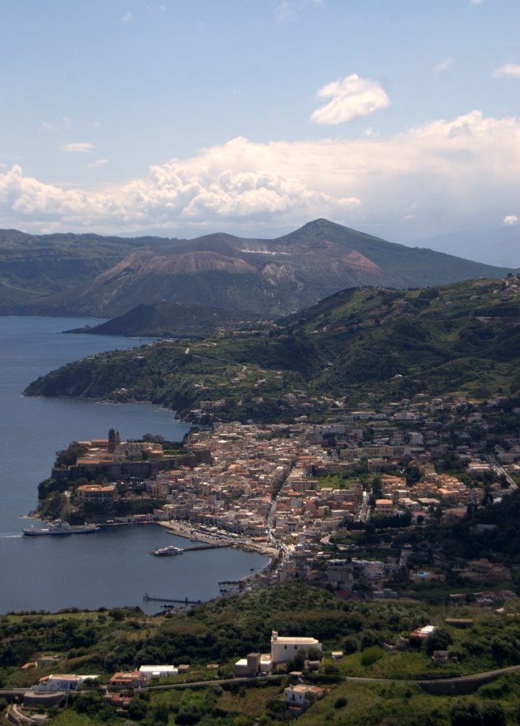 Lipari Stadt mit Hafen und Kathedrale