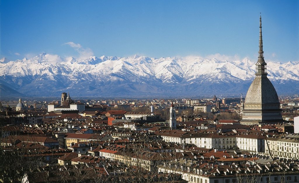 Blick auf Turin und Alpen