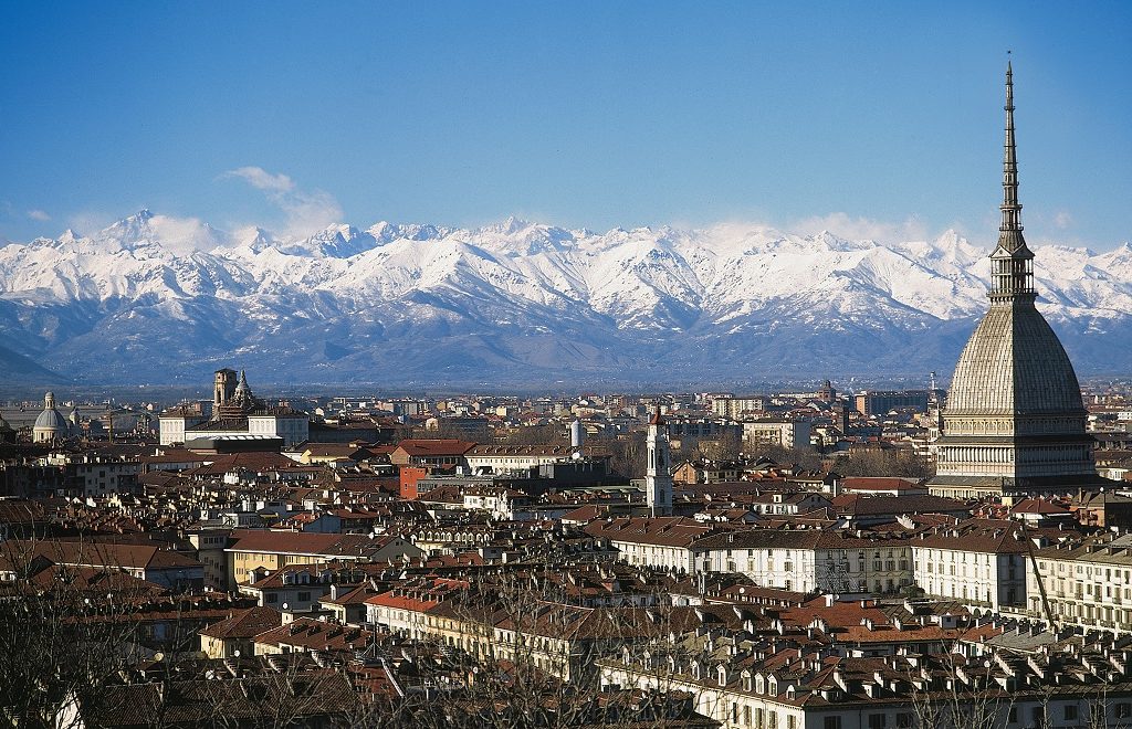 Blick auf Turin und Alpen