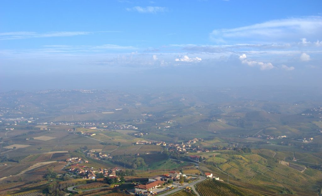 Blick von La Morra auf die Hügel der Langhe