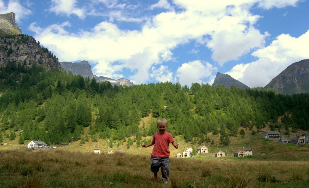 Barfuss über Bergwiese toben Alpe Veglia 2