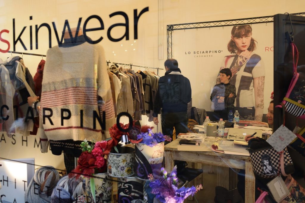 Pop-up Showroom während der Fashion Bites Tortona . Mailand Februar 2018