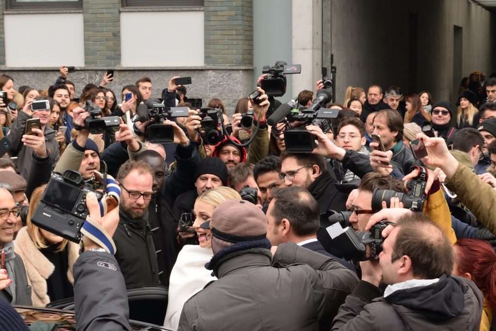 Mailand Fashion Week besuchen: Suchbild mit Promi. Vor der Armani-Schau Mailand Februar 2018