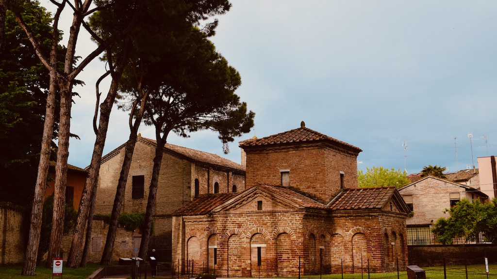 Mausoleo Galla Placidia außen – Reise Geschichten Emilia-Romagna