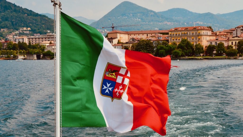 italienische Flagge auf Fähre Lago Maggiore Azzurro Diary