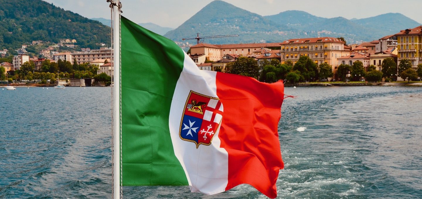 italienische Flagge auf Fähre Lago Maggiore Azzurro Diary